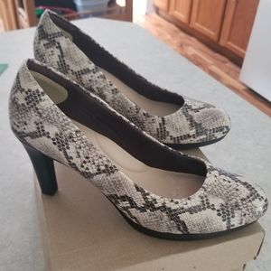 EUC Clarks Collection Womens Adriel Viola Taupe Snake Pumps -worn once seriously